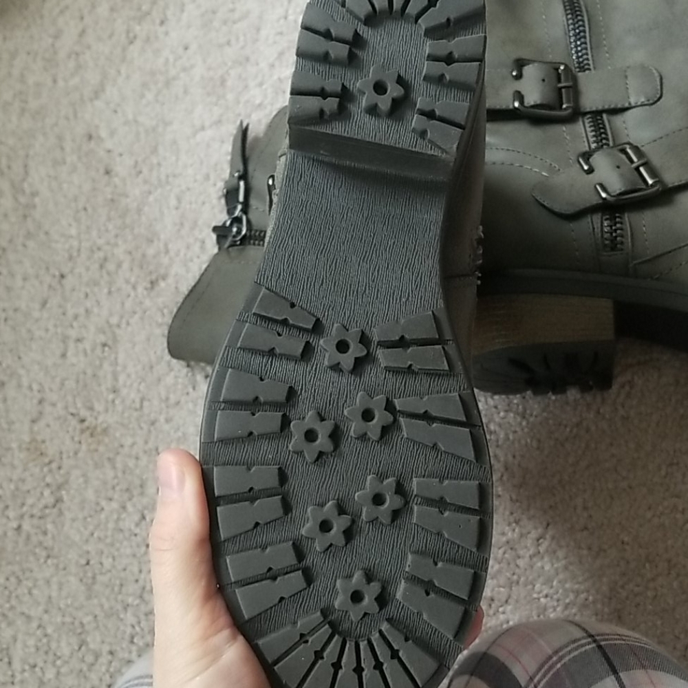 Boots - Picture 3 of 5